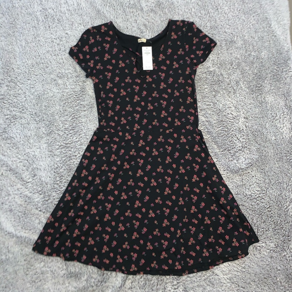 HOLLISTER - Size L Black Floral Dress